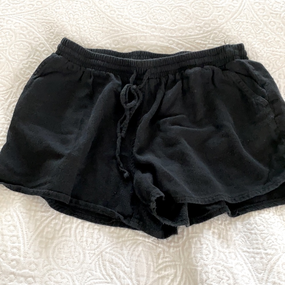 Universal thread shorts in black